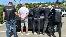 Kárpátalján a munkácsi rendőrök őrizetbe vettek egy 39 éves férfit, aki a gyanú szerint az ukrán államhatáron át katonaköteles férfiakat csempésző csatornát működtetett. Fotó: Nemzeti Rendőrség