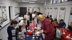 Kézműves foglalkozás nagycsaládos fiatalokkal - Karácsonyra hangolódva. Fotó: Kárpátinfó/ Kovács Elemér