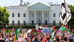 Több ezren tüntettek a Fehér Ház előtt az amerikai elnök gázai politikája ellen.  Fotó: MTI/EPA