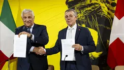 Antonio Tajani olasz és Ignazio Cassis svájci külügyminiszter a svájci Locarnóban (Fotó: EPA/Jean-Christophe Bott)