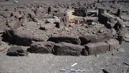 Neolitikus otthonok: Egy álló kőkör függőleges kőfalakkal. Fotó: Biblical Archeological Society