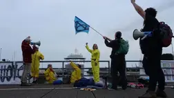 Kikötőzsiliphez láncolták magukat az óceánjáró-turizmus ellen tiltakozó klímaaktivisták Hollandiában. Fotó: Extinction Rebellion NL