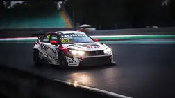 Az olasz bajnokságban is csapatbajnoki címet nyert a túraautós Losonczy Levente.  Fotó: AL Motorsport Photography