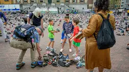 Több ezer gyerekcipővel emlékeztek Hollandiában a megölt gázai gyermekekre