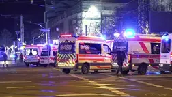 Rendőrök és mentőautók a karácsonyi vásár mellett, ahol egy autó a tömegbe hajtott 2024. december 20-án a kelet-németországi Magdeburgban(Fotó: News5/AFP)