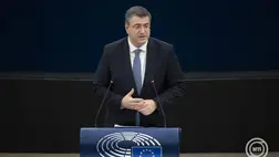 Aposztolosz Cicikosztasz, az Európai Bizottságnak a fenntartható közlekedésért és turizmusért felelős görög tagja felszólal az Európai Parlament plenáris ülésén Strasbourgban 2024. december 17-én. MTI/Bodnár Boglárka