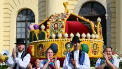  A Szent Korona nevű virágkocsi a debreceni virágkarneválon az államalapítás és államalapító Szent István király ünnepén, 2024. augusztus 20-án. (Fotó: MTI/Czeglédi Zsolt)