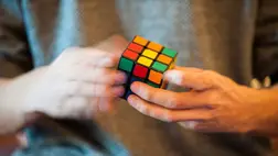 A tinédzser robotjának nem kihívás a Rubik-kocka