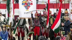 Tóbiás Zsuzsa, Decs lovasa, a 17. Nemzeti Vágta győztese (közép) az ünnepélyes díjátadón a Szilvásváradi Lipicai Lovasközpontban 2024. október 6-án. Jobbról Lázár Vilmos, a Nemzeti Vágta és a Magyar Lovassport Szövetség elnöke. MTI/Komka Péter