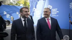  A Miniszterelnöki Sajtóiroda által közreadott képen Orbán Viktor miniszterelnök (j) fogadja Emmanuel Macron francia elnököt (b) az Európai Politikai Közösség (EPC) budapesti tanácskozásán a Puskás Arénában 2024. november 7-én. MTI/Benko Vivien Cher