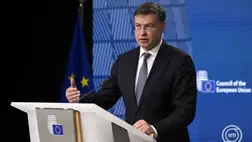 Valdis Dombrovskis, az Európai Bizottság ügyvezető alelnöke, kereskedelempolitikáért felelős uniós biztos az uniós tagországokat tömörítő Külügyek Tanácsa (KÜT) brüsszeli ülése után tartott sajtótájékoztatón 2024. november 21-én. MTI/Purger Tamás