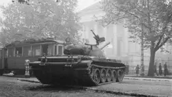 Szovjet harckocsi a Nemzeti Múzeum előtt (Fotó: Nemzeti Fotótár)