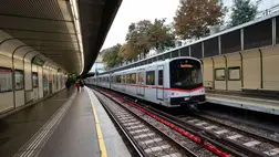 Metrószörföző cseh fiatalok szenvedtek súlyos balesetet Bécsben.Illusztráció. (Fotó: (Oscar Gonzalez/NurPhoto via Getty Images)