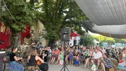 Izgalmas élettörténetek, közösségformáló programok - Both Miklós és a Hagyományok Háza udvara az Ördögkatlan különleges színfoltja