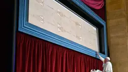 Ferenc pápa megérinti a torinói leplet a torinói Keresztelő Szent János-dómban 2015. június 21-én (MTI/EPA/Alessandro Di Marco)