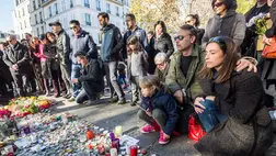 A párizsi Bataclan rendezvényterem közelében gyászolók 2015. november 15-én, két nappal a francia fővárosban elkövetett merényletsorozat után. (MTI/EPA/Julien Warnand)
