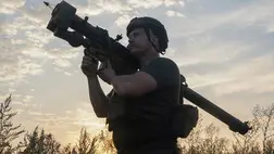 Ukrán katona Igla hordozható, infravörös irányítású rakétavetõvel készül tüzelni a kelet-ukrajnai Harkivi területen húzódó orosz fronton 2022. augusztus 10-én Fotó: MTI/EPA/Vaszilij Zslobszkij