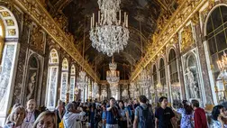 Látogatók a versailles-i kastély Tükörtermében (Fotó: MTI/EPA/Christophe Petit Tesson)