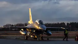 A norvég légierő F–16 típusú vadászbombázó repülőgépeinek egyike az Oslótól délre fekvő Rygge légitámaszponton, 2023. november 28-án (Fotó: MTI/EPA/NTB)