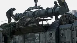 Iszkander rakétát rakodnak orosz katonák (Fotó: MTI/EPA/Orosz védelmi minisztérium)