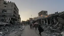 Palesztinok hagyják el otthonaikat a Gázai övezet déli részén levő Hán-Júniszban 2024. augusztus 4-én, amikor az izraeli hadsereg a város keleti felének elhagyására szólította fel a lakosságot. (Fotó: MTI/EPA/Mohamed Szaber)