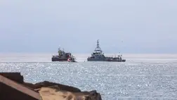  Szerencsétlenül járt vitorláshajó utasait keresik az olasz tűzoltóság és a parti őrség hajói a szicílai Palermo környékén 2024. augusztus 19-én. (Fotó: MTI/EPA/ANSA/Igor Petyx)