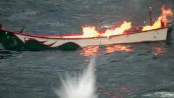 Az EUNavfor haditengerészeti munkacsoport Aspides nevû mûveleti csoportjának 2024. augusztus 22-én közreadott felvételén megsemmisítenek egy távirányítású hajót a Vörös-tengeren augusztus 21-én.  (Fotó: MTI/EPA)