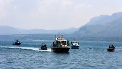 A szerencsétlenül járt Bayesian vitorláshajó hatodik, utolsóként megtalált utasának holttestével tartanak a tűzoltóság búvárai a szicíliai Porticello kikötőjébe 2024. augusztus 23-án (Fotó: MTI/EPA/ANSA/Igor Petyx)