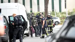 Rendőrök a helyszínen, ahol ismeretlenek felgyújtottak két gépkocsit egy dél-franciaországi zsinagóga előtt La Grande-Motte településen 2024. augusztus 24-én (Fotó: MTI/EPA/MAXPPP/Sylvie Cambon)