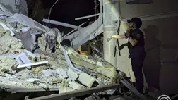 A Dnyipropetrovszki terület kormányzóságának felvétele mentőalakulatok tagjairól egy orosz légicsapásban megsemmisült szálloda romjai között a dél-ukrajnai Krivij Rihben 2024. augusztus 27-én hajnalban.MTI/EPA/Dnyipropetrovszki terület kormányzósága