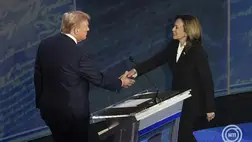 Donald Trump republikánus párti volt amerikai elnök és Kamala Harris demokrata párti amerikai alelnök kezet fog az elnökjelölteknek az ABC amerikai tévécsatorna közvetítette első televíziós vitája előtt Philadelphiában 2024. szeptember 10-én. MTI/EPA/The Washington Post pool/Demetrius Freeman