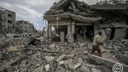 Bureidzs, 2024. szeptember 17. Romok között palesztinok a Gázai övezet középső részén lévő Bureidzs menekülttáborban. MTI/EPA/Mohamed Szaber