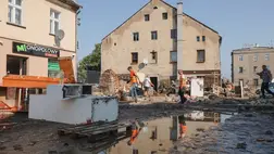 A hordalék eltakarításán dolgoznak a délnyugat-lengyelországi Glucholazyban pusztító árvíz levonulása után (Fotó: MTI/EPA/PAP/Michal Meissner)
