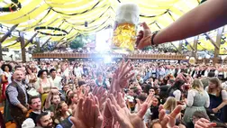 Az első hordó csapolásából származó sört osztanak szét a látogatók közt az egyik sátorban az őszi müncheni sörfesztivál, a 189. Oktoberfest megnyitóján (Fotó: MTI/EPA/Szilágyi Anna)