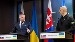 Robert Fico szlovák miniszterelnök (b) és Denisz Smihal ukrán kormányfő a két ország kormányának együttes ülését követő sajtóértekezleten Ungvár közelében 2024. október 7-én. (Fotó: MTI/EPA/Zuzana Gogová)