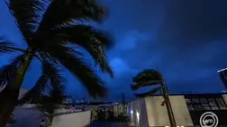  A közelgő Milton hurrikán előszele a floridai Sarasotában 2024. október 9-én. A forgószél miatt a kormányzó az állam történetének legnagyobb, több mint egymillió embert érintő kötelező kitelepítését rendelte el Florida partvidékén. MTI/EPA/Cristobal Herrera Ulashkevich