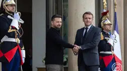 Párizs, 2024. október 10. Emmanuel Macron francia elnök (j) fogadja Volodimir Zelenszkij ukrán elnököt a párizsi államfői rezidencia, az Elysée-palota bejáratánál 2024. október 10-én. MTI/EPA/Christophe Petit Tesson