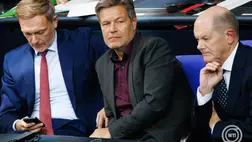  Christian Lindner szabaddemokrata pénzügyminiszter, Robert Habeck Zöld párti alkancellár, gazdasági és klímavédelmi miniszter és Olaf Scholz szociáldemokrata kancellár (b-j) a német parlament berlini üléstermében 2024. október 16-án. MTI/EPA/Clemens Bilan