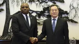  Ting Hszüe-hsziang kínai miniszterelnök-helyettes (j) David Lammy brit külügyminisztert üdvözli a pekingi Nagy Népi Csarnokban 2024. október 18-án. MTI/EPA/REUTERS pool/Florence Lo