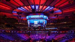 Donald Trump volt amerikai elnöknek, republikánus párti elnökjelöltnek a kampánygyûlésére érkeznek emberek a New York-i Madison Square Gardenben 2024. október 27-én. (Fotó: MTI/EPA/Sarah Yenesel)