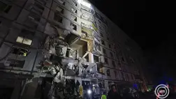  Mentőalakulatok tagjai kutatnak túlélők és sérültek után egy orosz légitámadásban súlyosan megrongálódott kilencemeletes lakóépület romjai között Harkivban 2024. október 30-án éjjel. MTI/EPA/Szergej Kozlov