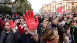 Pirosra festett tenyerüket felemelő tüntetők tiltakoznak és letartóztatásokat követelnek Belgrádban 2024. november 3-án (Fotó: MTI/EPA/Andrej Cukic)
