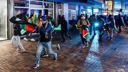  Amszterdam, 2024. november 8. Izrael-ellenes tüntetők palesztin zászlóval Amszterdamban a labdarúgó Európa-ligában játszott Ajax Amsterdam-Maccabi Tel-Aviv mérkőzés előtt, 2024. november 7-én. MTI/EPA/ANP/Jeroen Jumelet