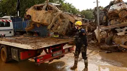 Árvíz elsodorta autók elszállítására készülnek a kelet-spanyolországi Valencia tartományban fekvő Alfafarban. (Fotó: MTI/EPA/EFE/Chema Moya)