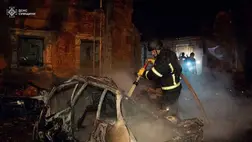 Ukrán tűzoltók egy lakónegyedben dolgoznak Szumiban 2024. november 22-én, miután orosz légicsapás érte az északkelet-ukrajnai várost (Fotó: MTI/EPA/Ukrán Állami Katasztrófaelhárító Szolgálat)