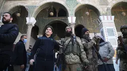 A damaszkuszi Ommajád-mecsetben felkelők és civilek 2024. december 9-én, miután a felkelők az előző nap elfoglalták a szíriai fővárost és megdöntötték Bassár el-Aszad szíriai elnök uralmát. (fotó: MTI/EPA/Bilal al-Hammoud)