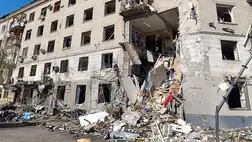 A rendkívüli helyzetek ukrán minisztériumának felvétele egy orosz légitámadásban súlyosan megrongálódott lakóépületről az észak-ukrajnai Harkivban 2024. június 22-én. (Fotó: MTI/AP/Rendkívüli helyzetek ukrán minisztériuma)