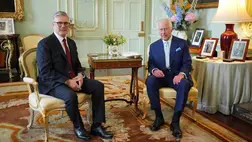  III. Károly brit király (j) fogadja Keir Starmert, a nagy-britanniai parlamenti választásokon elsöprő győzelmet szerzett Munkáspárt vezetőjét a Buckingham-palotában 2024. július 5-én (Fotó: MTI/AP/PA pool/Yui Mok)