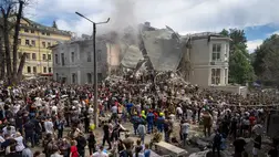 A mentőegységek tagjai, egészségügyi dolgozók és önkéntesek egy orosz légicsapásban találatot kapott gyermekkórháznál Kijevben 2024. július 8-án (Fotó: MTI/AP/Efrem Lukackij)