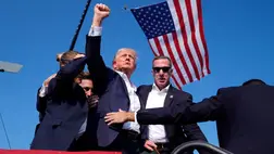 Donald Trump: Halottnak kéne lennem, de mégis élek. Fotó: MTI/AP/Evan Vucci